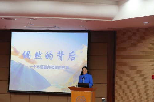 1. 华体网党委副书记郑新风做2015年度学院特色工作汇报